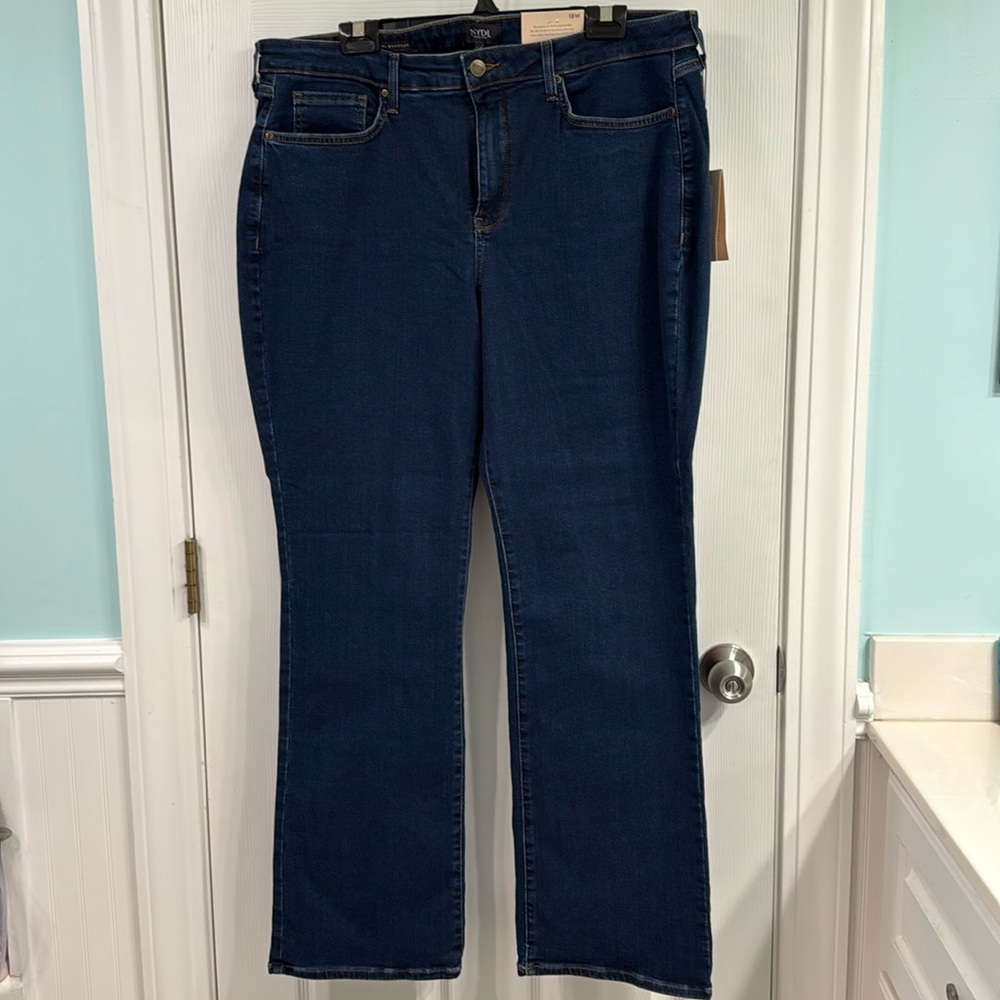 NWT NYDJ Barbara Bootcut Jeans in Quinn wash.  Size 18W.